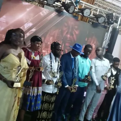 l'Etoile d'Or Masculine d'Afrique Centrale, Dr Mbombog Wayag Ouri, entouré des autres vainqueurs nationaux.