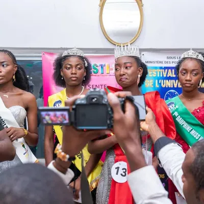 Les lauréates de la deuxième édition de Miss Web Cameroun le jour du sacre