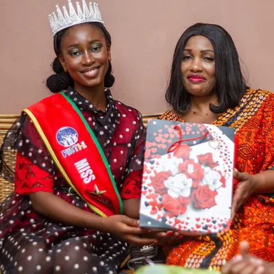 Flore Turquoise Marraine de la 2eme édition reçois le cadeau de la Miss Web 2025