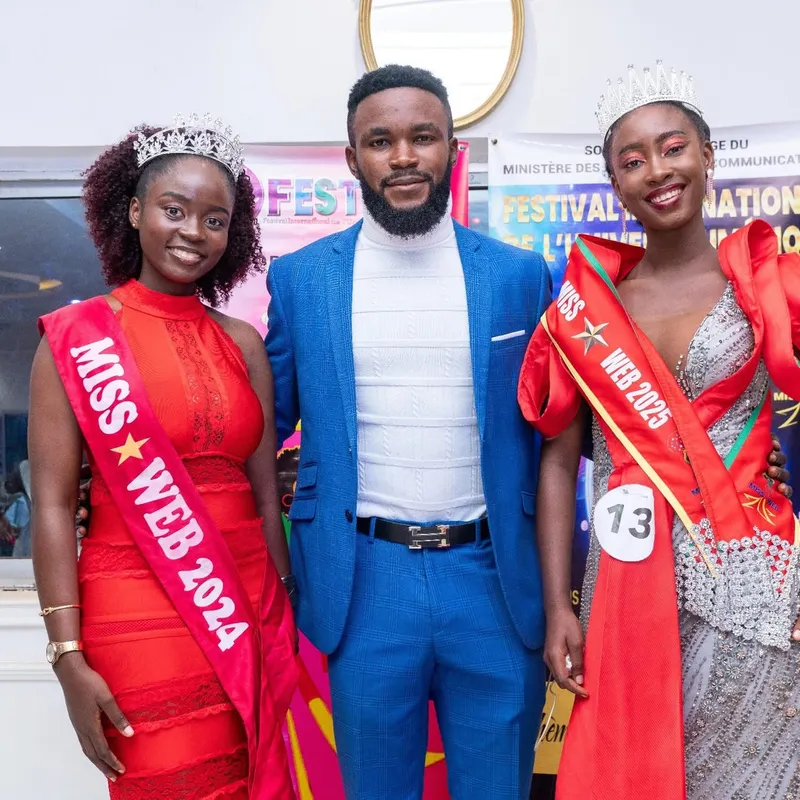 Le président du concours Miss Web Cameroun, Monsieur Steve ABODO au milieu des deux éditions .