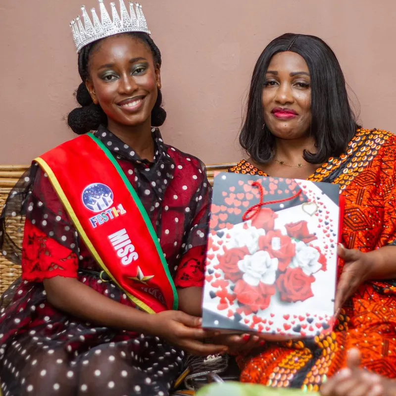 Flore Turquoise Marraine de la 2eme édition reçois le cadeau de la Miss Web 2025