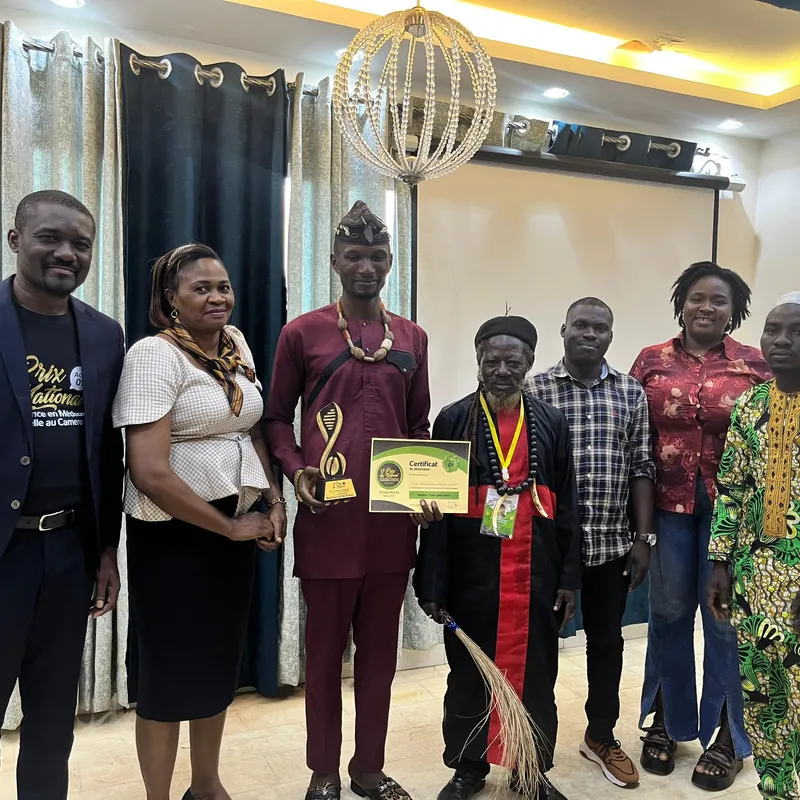 Première édition 2025, le président du SYNAPRAM, accompagné de la directrice événementielle et l'un des vainqueurs du Prix National de l'Excellence en Médecine Traditionnelle au Cameroun.