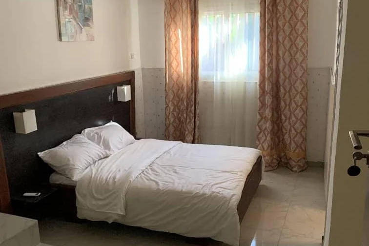 chambre moderne à l'hôtel suzanne