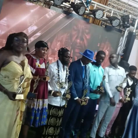 l'Etoile d'Or Masculine d'Afrique Centrale, Dr Mbombog Wayag Ouri, entouré des autres vainqueurs nationaux.