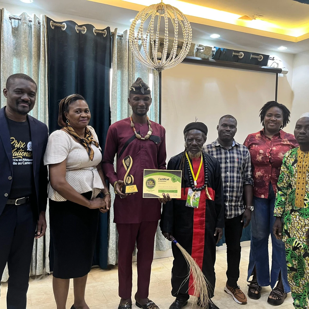Première édition 2025, le président du SYNAPRAM, accompagné de la directrice événementielle et l'un des vainqueurs du Prix National de l'Excellence en Médecine Traditionnelle au Cameroun.